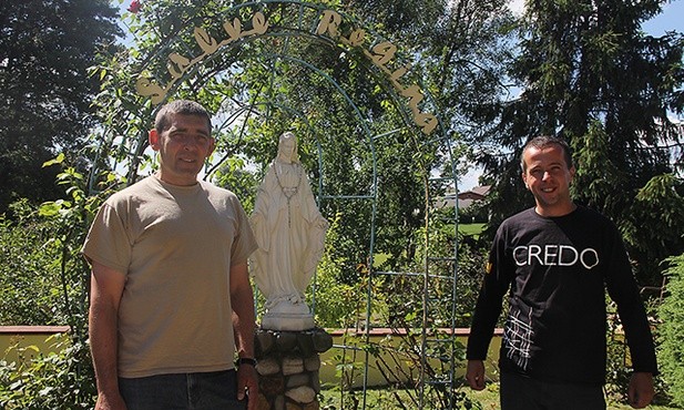 Na zdjęciu Jacek i Piotrek z figurą Maryi w ogrodzie w Krzyżowicach.