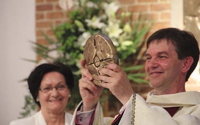 W podziękowaniu za pracę duszpasterską proboszcz otrzymał od parafian pamiątkowy medal. 