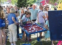 Piknik na przykościelnym placu.
