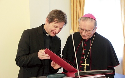 Ks. Janusz Zieliński w rozmowie z bp. Andrzejem Stankiewiczem.