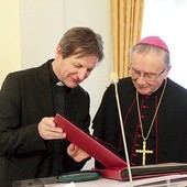 Ks. Janusz Zieliński w rozmowie z bp. Andrzejem Stankiewiczem.