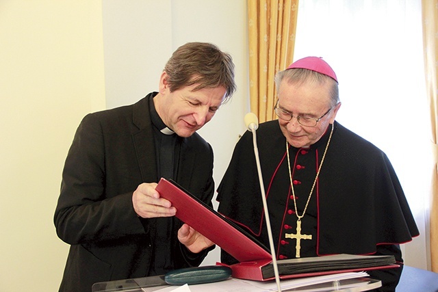 Ks. Janusz Zieliński w rozmowie z bp. Andrzejem Stankiewiczem.