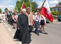 Po Mszy św. uczestnicy uroczystości przeszli z  kościoła do ogrodów plebańskich, gdzie rozpoczął się jubileuszowy festyn.