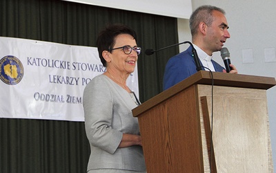 Przybyłych na sesję naukową powitali Jadwiga Kazana  i ks. Krzysztof Dukielski.