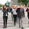 W procesji młodzi nieśli replikę krzyża Światowych Dni Młodzieży.