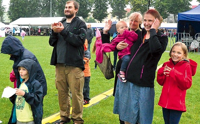 Liczne familie bawią się dobrze nawet w deszczu.