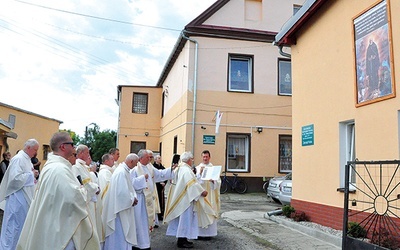 Wizerunek umieszczono na budynku.