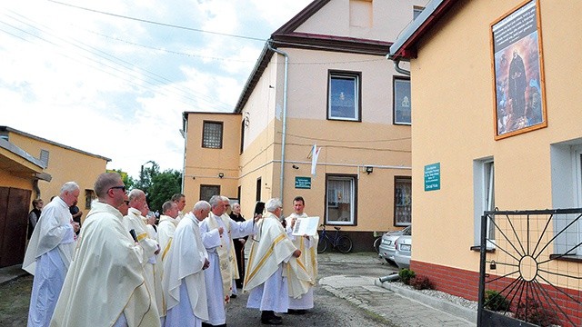 Wizerunek umieszczono na budynku.