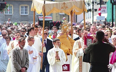 ◄	Po Eucharystii wyruszyła procesja z konkatedry  św. Jakuba do kościoła pw. Najświętszego  Serca Pana Jezusa.