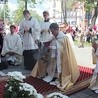 ▲	Modlitwa przy jednym z ołtarzy, które w tym roku, obok symboliki eucharystycznej, nawiązywały do 100. rocznicy objawień w Fatimie.