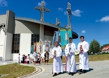 Procesja eucharystyczna wokół kościoła.