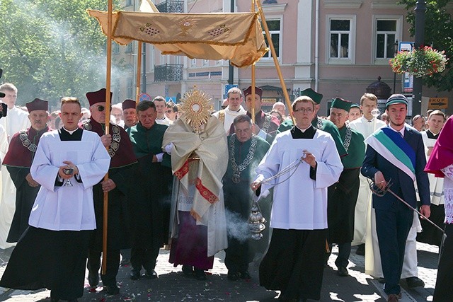 ▲	Główna procesja wyruszyła z lubelskiej archikatedry.