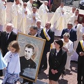 ▲	„Orszak świętych”  do kościoła bł. Karoliny w 30. rocznicę pobytu papieża w Tarnowie.