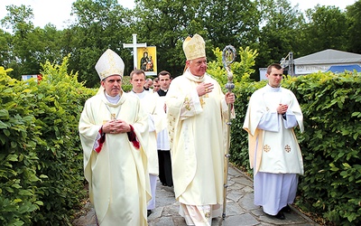 Kard. Müller (w środku) przewodniczył obchodom. 