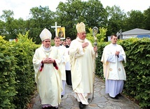 Kard. Müller (w środku) przewodniczył obchodom. 