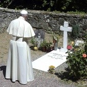 Papież na grobach prekursorów posoborowego Kościoła