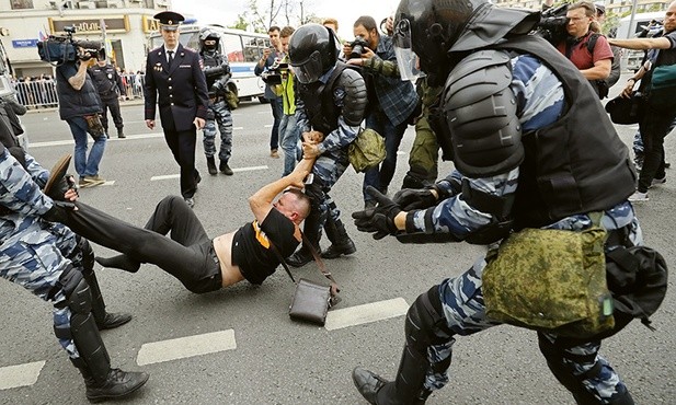 Policja tłumi demonstrację opozycji przeciwko reżimowi Putina. 
12.06.2017 Moskwa, Rosja