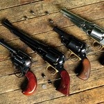 Współczesne repliki słynnych rewolwerów z Dzikiego Zachodu: pierwszy od lewej to kolt, pozostałe to remingtony o różnych długościach lufy, w wersji oksydowanej (czarnej)  i nierdzewnej.