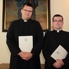 Neoprezbiterzy - ks. Rafał Woronowski (po lewej) i ks. Szymon Smółka z odebranymi dekretami