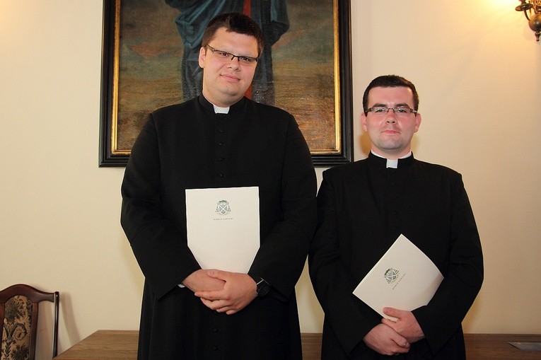 Neoprezbiterzy - ks. Rafał Woronowski (po lewej) i ks. Szymon Smółka z odebranymi dekretami