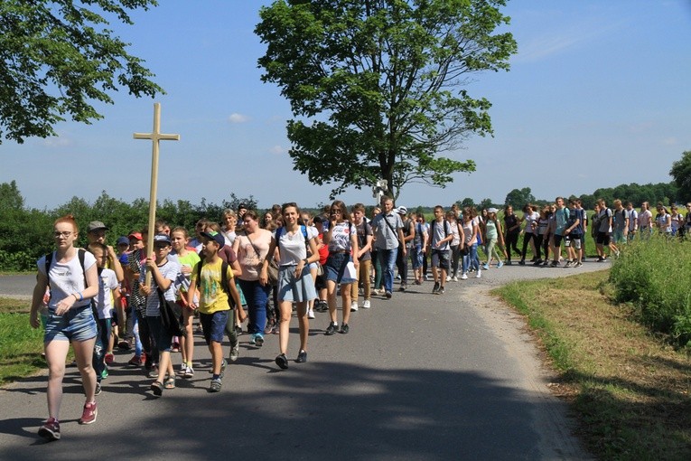 Na pątniczym szlaku panowała atmosfera modlitwy przeplatana śpiewem