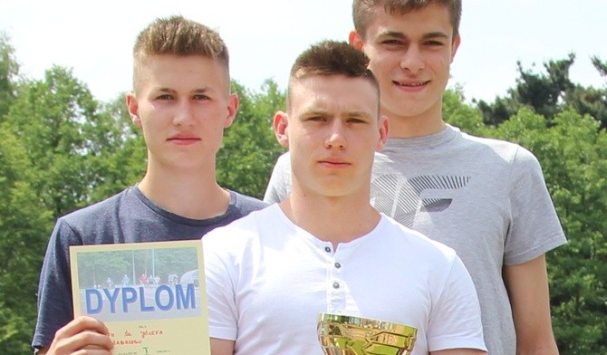Puchar dla lekkoatletów trafił w ręce reprezentacji parafii z Zabrzega