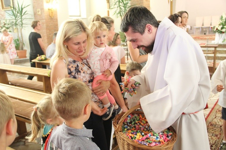 Błogosławieństwo dzieci i wianków oraz poświęcenie tablic w Rzuchowej