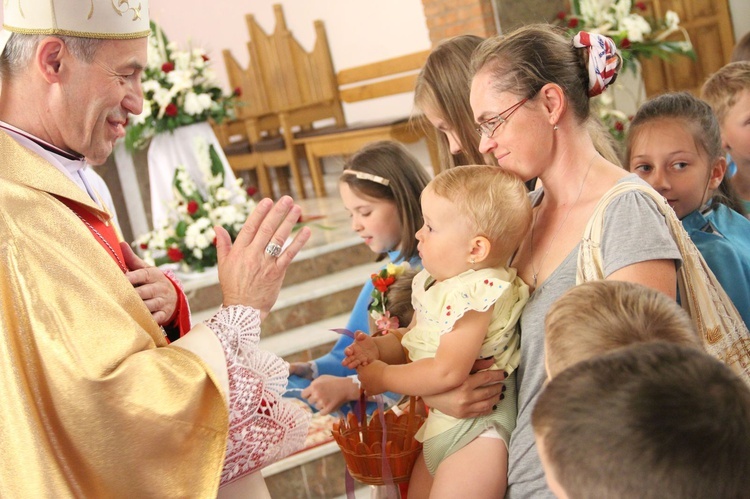 Błogosławieństwo dzieci i wianków oraz poświęcenie tablic w Rzuchowej