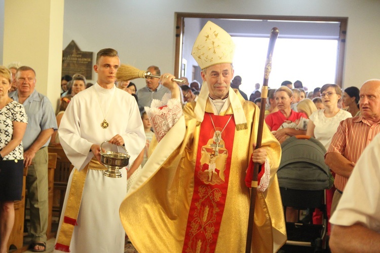 Błogosławieństwo dzieci i wianków oraz poświęcenie tablic w Rzuchowej