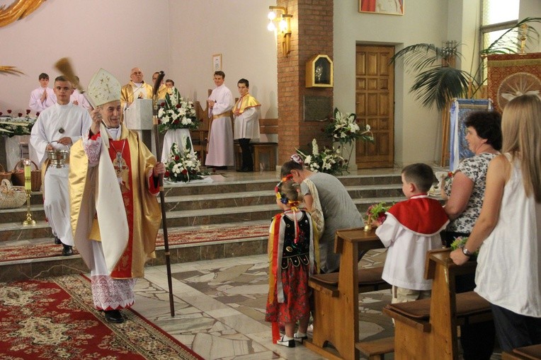 Błogosławieństwo dzieci i wianków oraz poświęcenie tablic w Rzuchowej