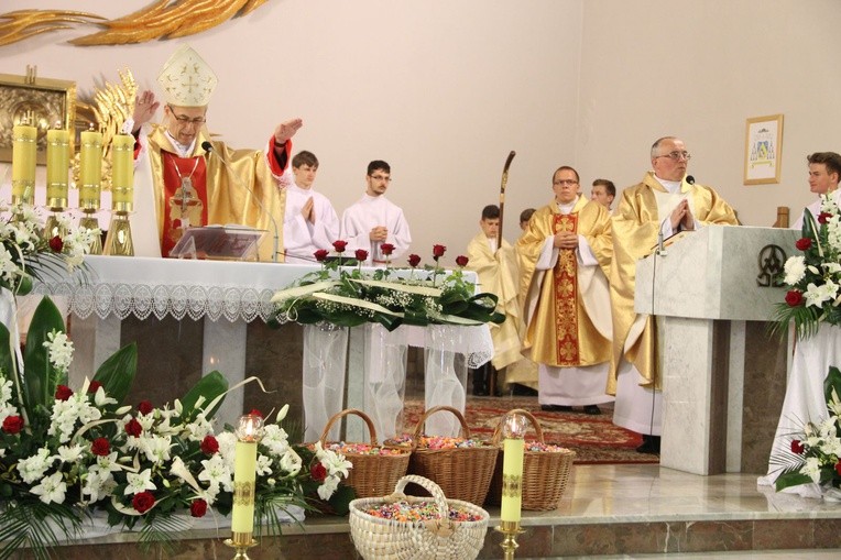 Błogosławieństwo dzieci i wianków oraz poświęcenie tablic w Rzuchowej