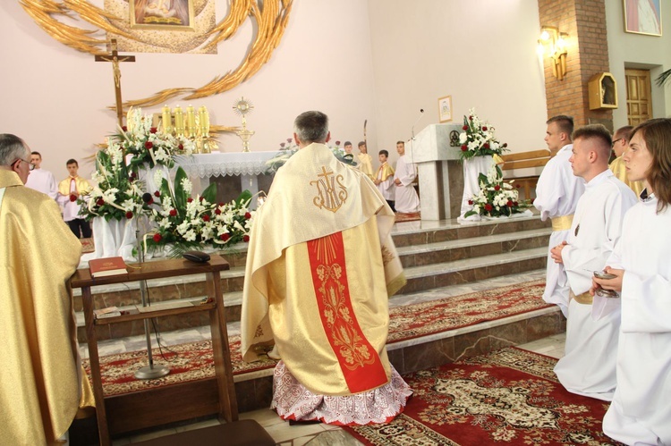 Błogosławieństwo dzieci i wianków oraz poświęcenie tablic w Rzuchowej