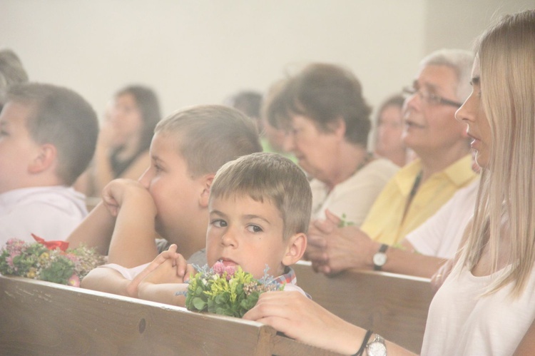 Błogosławieństwo dzieci i wianków oraz poświęcenie tablic w Rzuchowej