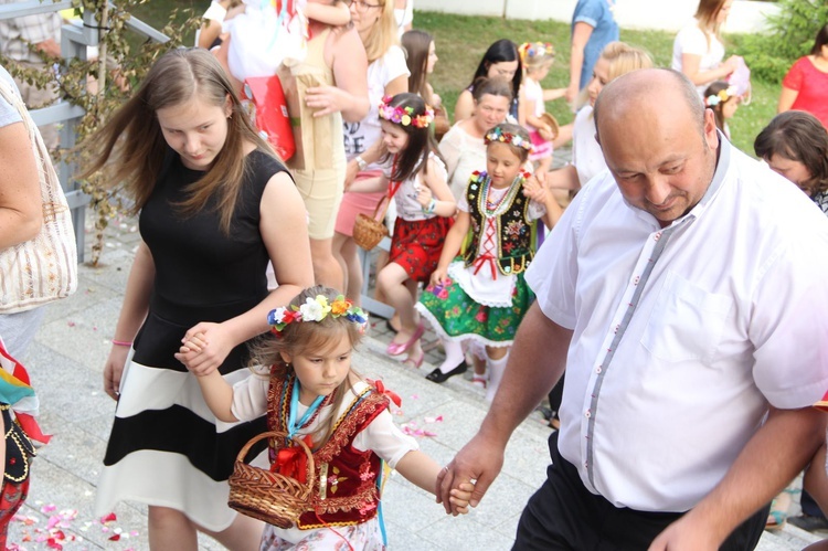 Błogosławieństwo dzieci i wianków oraz poświęcenie tablic w Rzuchowej