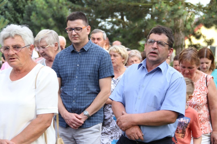 Błogosławieństwo dzieci i wianków oraz poświęcenie tablic w Rzuchowej