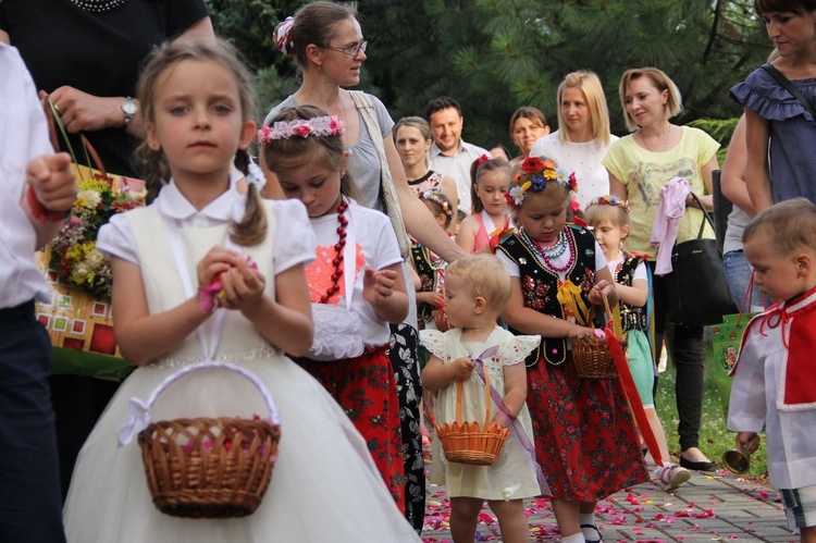 Błogosławieństwo dzieci i wianków oraz poświęcenie tablic w Rzuchowej