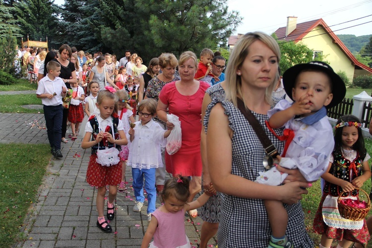 Błogosławieństwo dzieci i wianków oraz poświęcenie tablic w Rzuchowej