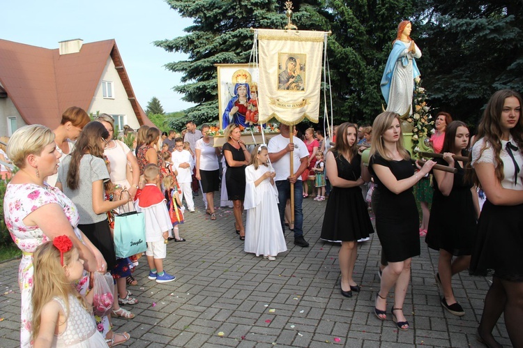 Błogosławieństwo dzieci i wianków oraz poświęcenie tablic w Rzuchowej