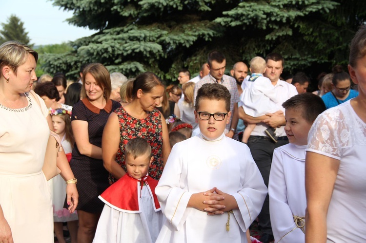 Błogosławieństwo dzieci i wianków oraz poświęcenie tablic w Rzuchowej