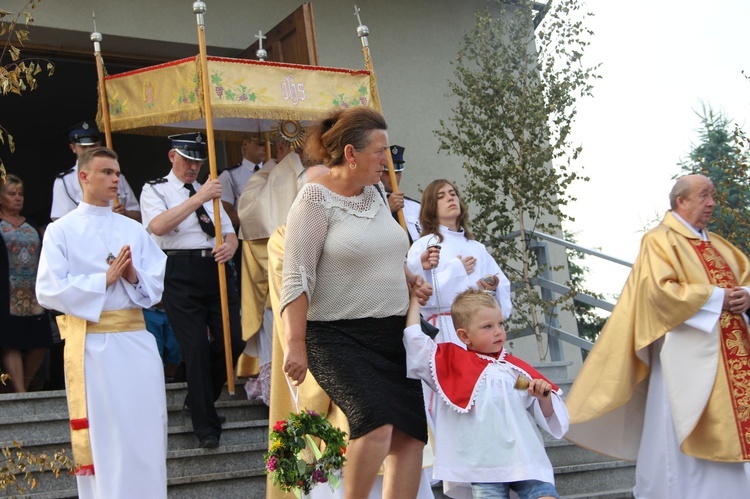 Błogosławieństwo dzieci i wianków oraz poświęcenie tablic w Rzuchowej