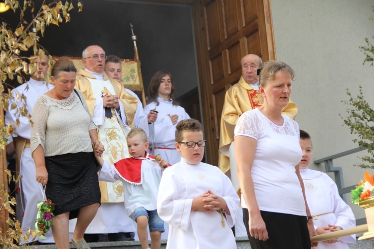 Błogosławieństwo dzieci i wianków oraz poświęcenie tablic w Rzuchowej