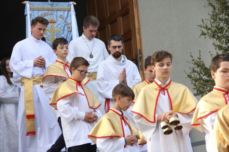 Błogosławieństwo dzieci i wianków oraz poświęcenie tablic w Rzuchowej