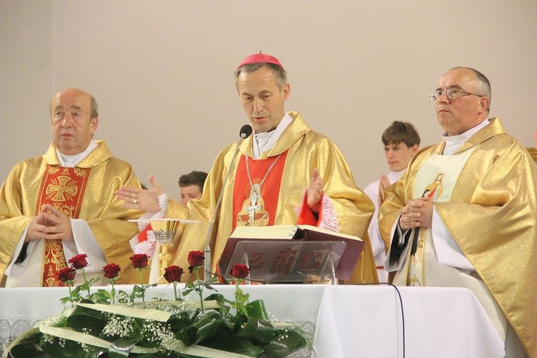Błogosławieństwo dzieci i wianków oraz poświęcenie tablic w Rzuchowej