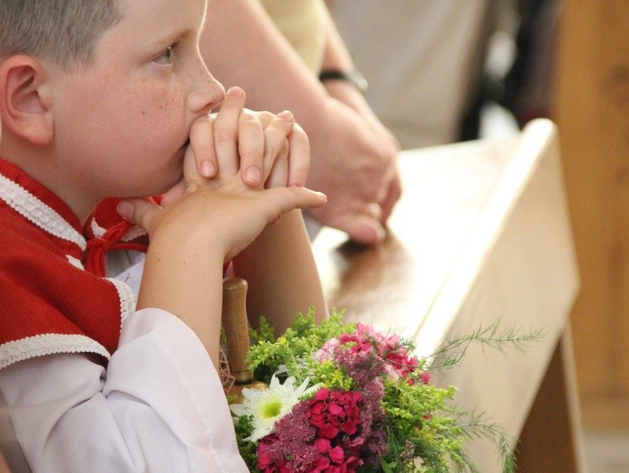 Błogosławieństwo dzieci i wianków oraz poświęcenie tablic w Rzuchowej