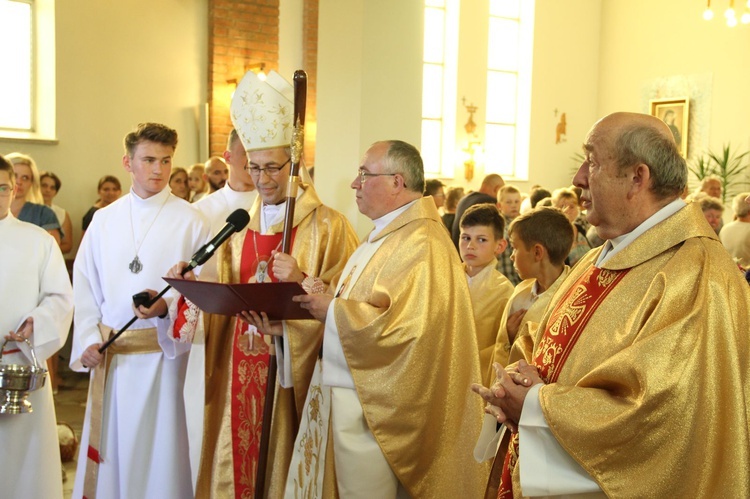 Błogosławieństwo dzieci i wianków oraz poświęcenie tablic w Rzuchowej