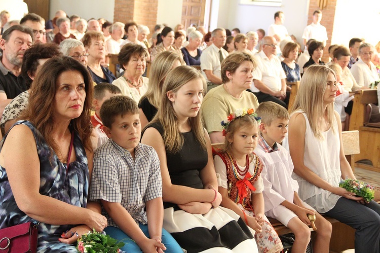 Błogosławieństwo dzieci i wianków oraz poświęcenie tablic w Rzuchowej