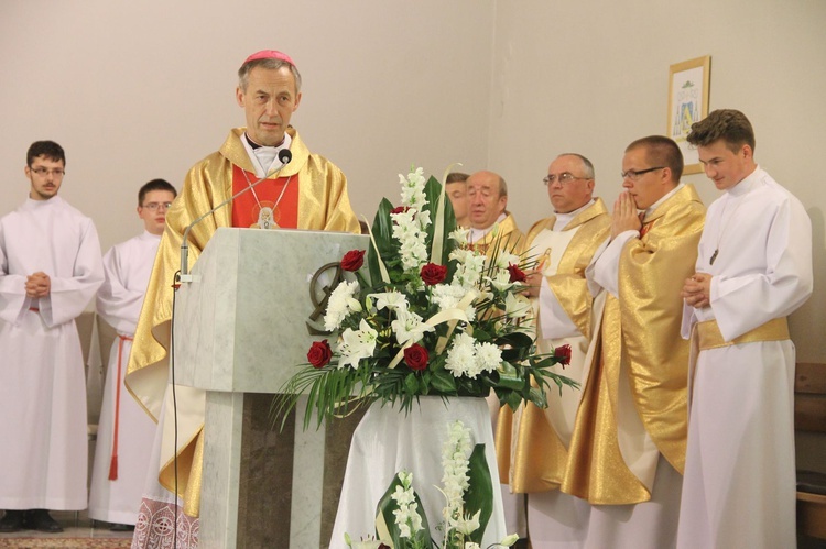 Błogosławieństwo dzieci i wianków oraz poświęcenie tablic w Rzuchowej