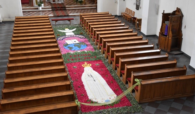 Dywan z kwiatów w kościele ojców pasjonistów w Przasnyszu