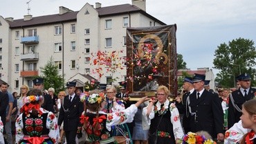 Przed wizerunkiem Pani Jasnogórskiej przez całą drogę do kościoła dziewczęta sypały kwiaty