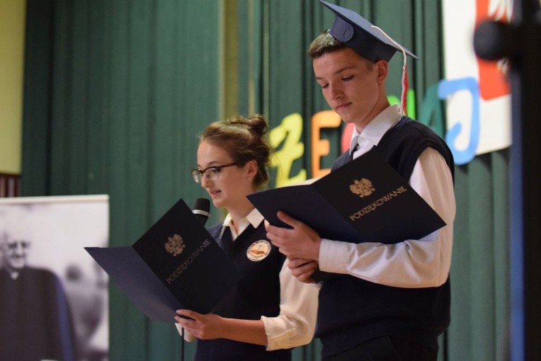 Uroczysta akademia pożegnania trzecich klas w katolickim gimnazjum